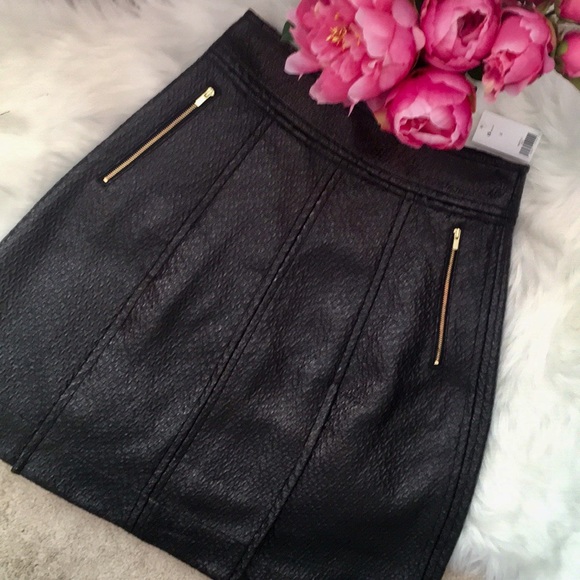 Banana Republic Dresses & Skirts - NWT Banana Republic black coated Pleated skirt